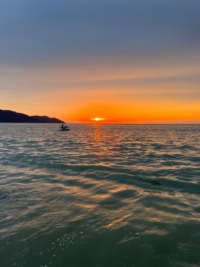 By The Sea Beachfront Designer Suites Penang - Managed By Art Of Tree Batu Feringgi Exteriér fotografie